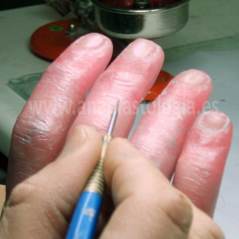 Acabado manual de las uñas en unas prótesis de dedos
