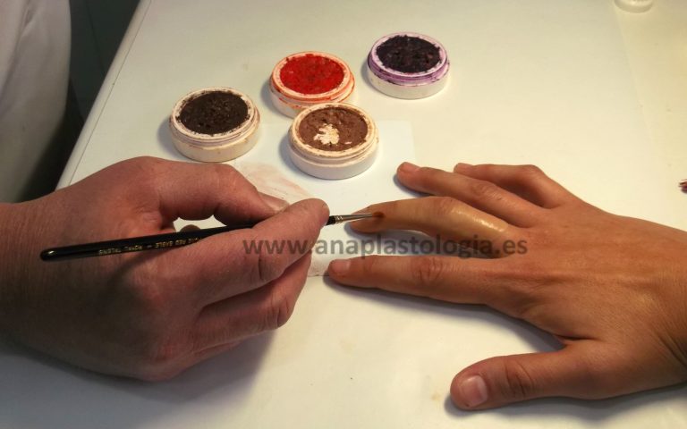 Pintado con pigmentos de unas prótesis de dedos