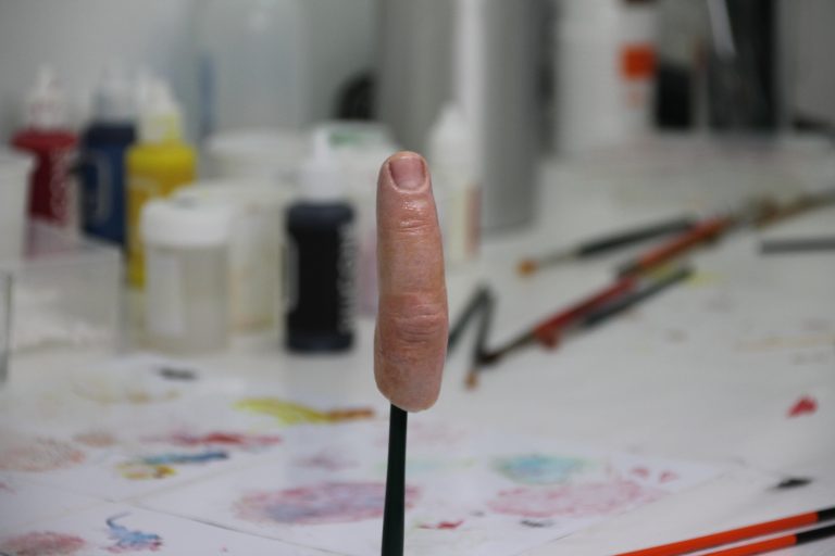 Prótesis de dedo durante el pintado en el taller