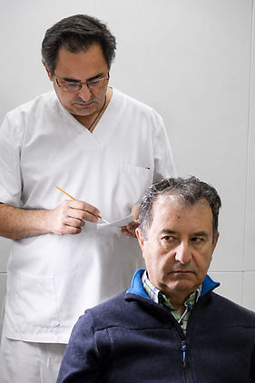 José Luis Roch Leuba trabajando en una prótesis